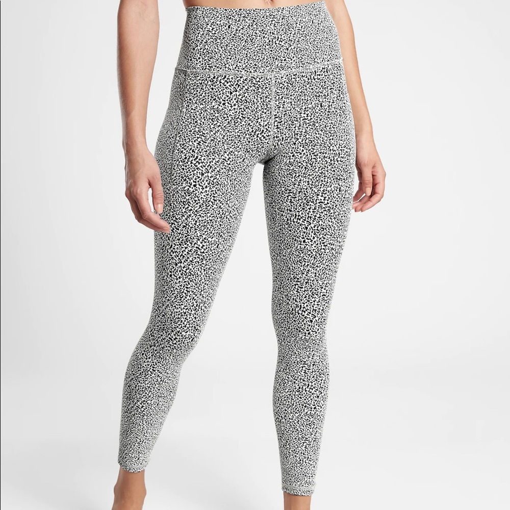 Athleta Salutation Stash Pocket 7/8 Tight